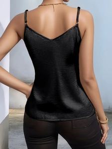 Elegantes schwarzes Satin-Unterhemd für Damen mit schmalen Trägern und tiefem V-Rücken