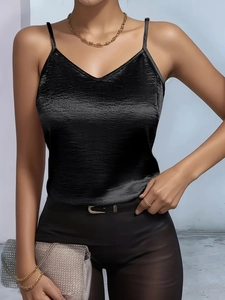 Elegantes schwarzes Satin-Unterhemd mit V-Ausschnitt, dünnen Trägern und Glanz