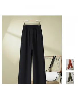Detailansicht der Hose mit hoher Taille, weitem Bein und elastischem Bund in Schwarz