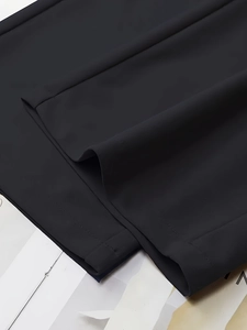 Schwarze Hose mit hohem Bund und weitem Bein aus hochwertigem Stoff mit verstärktem Saumstich
