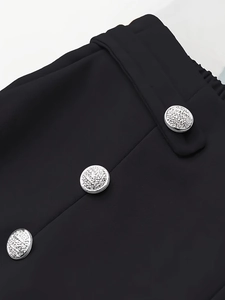 Schwarze Damen-Weithose mit hoher Taille und strukturierten silbernen Metallknöpfen