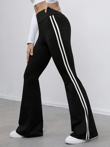 Pantalon de yoga évasé noir à taille haute avec rayures blanches latérales sportives