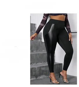 Detailansicht der schwarzen High-Waist-Leggings mit Kunstledereinsätzen und Stretch-Passform