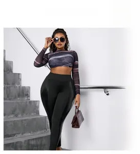 Detailansicht der schwarzen High-Waist-Leggings mit schicken Kunstleder-Patchwork-Einsätzen
