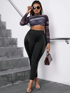 Plus Size Leggings mit Kunstleder-Einsätzen und bauchfreies Netzoberteil mit Print