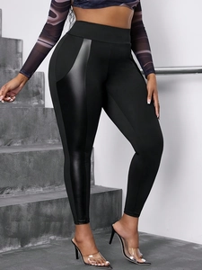 Plus Size High Waist Leggings in Schwarz mit Kunstleder-Seiteneinsätzen und Stretch