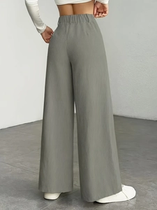 Vue arrière du pantalon gris plissé à taille haute et jambe large pour femmes