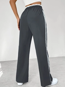 Pantaloni sportivi larghi a vita alta da donna con striscia laterale bianca vista retro