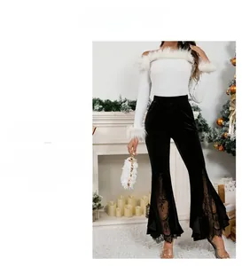 Détail du pantalon évasé noir à taille haute avec empiècements en dentelle sur le côté