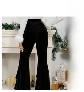 Vue détaillée du dos d'un pantalon évasé en velours noir à taille haute et dentelle