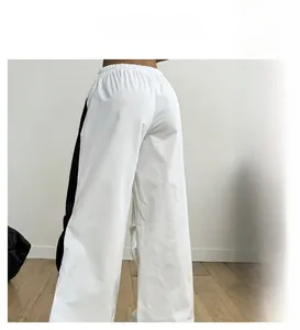 Detail der lockeren High-Waist-Hose mit weitem Bein, Seitenstreifen und Kordelzug
