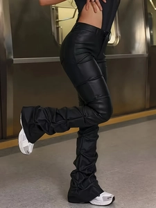 Pantalones de mujer en cuero sintético negro de talle alto con diseño de pliegues