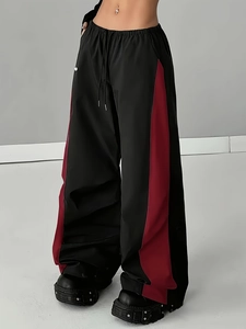Damen High Waist weite Jogginghose mit burgunderfarbenen Seitenstreifen im Streetwear-Stil