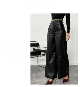 Vista detallada de pantalones anchos de cuero PU negro mate con diseño de cintura alta