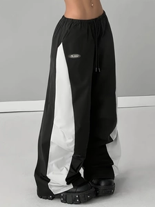 Detail der kontrastfarbenen Weitbeinhose mit elastischem Bund und Kordelzugband