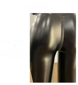 Détail du legging brillant en similicuir noir à taille haute avec fermeture éclair au dos