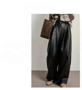 Vue détaillée du pantalon large en cuir PU noir à taille haute avec plis élégants