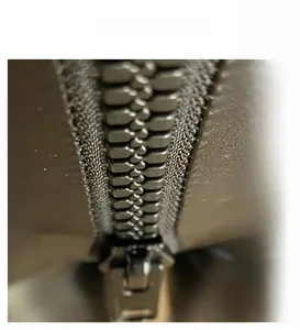 Détail du pantalon cargo en cuir PU taille haute avec zip métallique et poches à rabat
