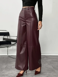 Pantaloni a gamba larga in finta pelle bordeaux a vita alta con cuciture sulle ginocchia
