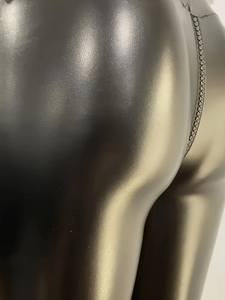 Pantalon en cuir PU brillant pour femmes grandes tailles avec fermeture éclair dos