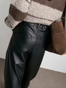 Pantalon vintage en similicuir noir pour femme avec coupe large et détails de poches