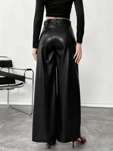 Vista trasera de pantalones negros de cintura alta en cuero PU con pernera ancha y caída