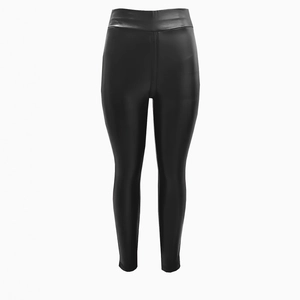 Détail de la taille haute et large sur les leggings en similicuir noir brillant