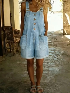 Hellblaue Damen Denim-Latzhose mit verstellbaren Trägern und dekorativen Holzknöpfen im Sommer