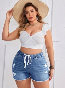 Set estivo crop top in pizzo e pantaloncini denim strappati con coulisse e frange