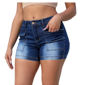 Detail van blauwe denim short met hoge taille, vintage wassing en cargo zakken