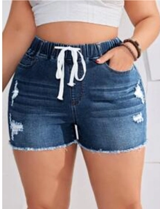 Dettaglio della vita elastica con coulisse e dell'orlo a frange di questi pantaloncini