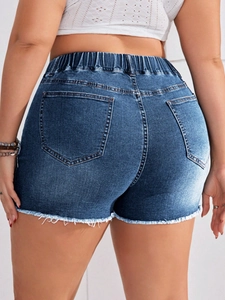 Dettaglio di pantaloncini in denim elasticizzato con vita elastica e orlo sfilacciato