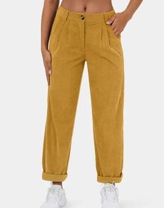 Macro-opname van corduroy broek met hoge taille toont mosterdgele stoftextuur en knoopdetail