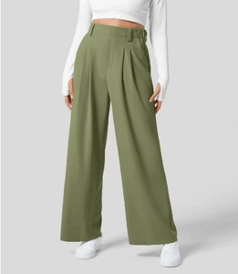 Dettaglio dei pantaloni a gamba larga verde oliva a vita alta con eleganti pieghe