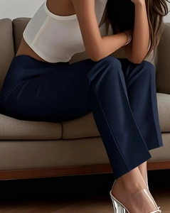Detailansicht der dunkelblauen Hose mit hoher Taille, eleganten Falten und fließendem Fall