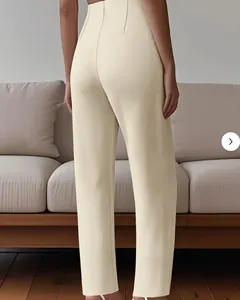 Detailansicht der Rückseite einer beigen High-Waist-Hose mit schmeichelhaften Falten