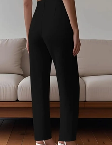 Rückansicht der schwarzen High-Waist-Hose mit eleganten Falten und schlanker Passform
