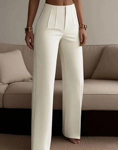 Detailaufnahme der weißen Hose mit hoher Taille, weitem Bein und elegantem Falten-Design