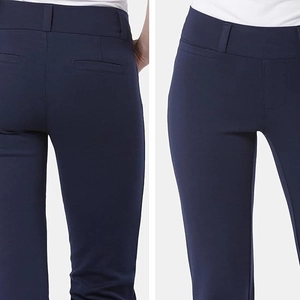 Dettaglio dei pantaloni slim blu navy con passanti in vita e tasche posteriori finte