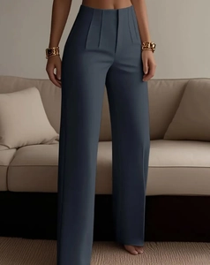Detailansicht der graublauen Hose mit hoher Taille und Falten mit elegantem Fall