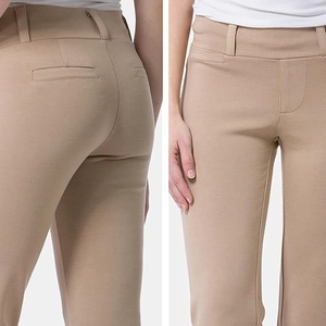 Dettaglio dei pantaloni casual kaki che mostrano il taglio slim e il tessuto elasticizzato