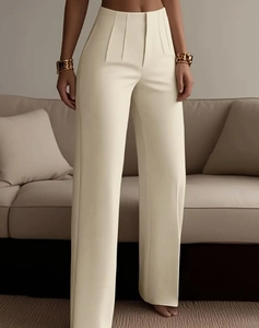 Detail einer cremeweißen Hose mit hoher Taille und Falten aus glattem Strukturstoff