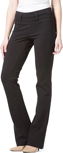 Dettaglio dei pantaloni casual neri da donna con ampi passanti per la cintura