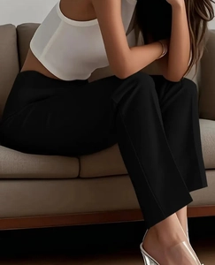 Nahaufnahme der schwarzen High-Waist-Hose mit Falten für einen modernen Business-Casual-Look