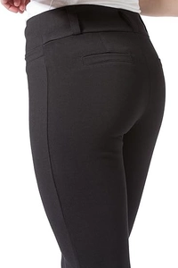 Dettaglio della vita alta e della tasca posteriore sui pantaloni neri in maglia slim