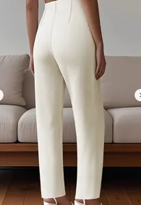 Detailansicht der Rückseite einer hochtaillierten Hose mit eleganten Nähten