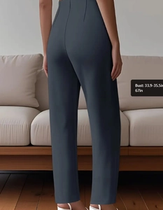 Detail der High-Waist-Hose mit glattem Fall und schlanker Rückennaht-Design