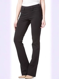 Pantaloni neri a zampa da donna con vestibilità slim e vita media in stile elegante