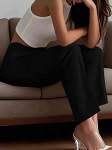 Schicke schwarze Hose mit hohem Bund und weitem Bein für Damen im minimalistischen Stil