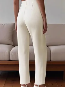Damenhose mit hoher Taille in Weiß, gerade geschnitten mit eleganter Bügelfalte